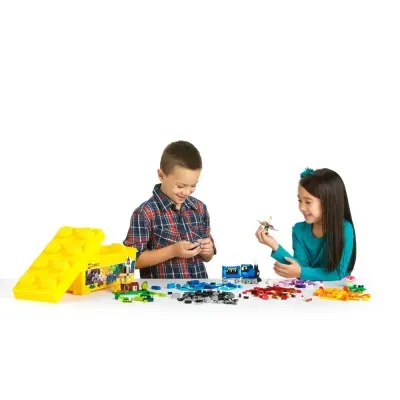 Crianças brincando com conjunto LEGO Classic e peças coloridas