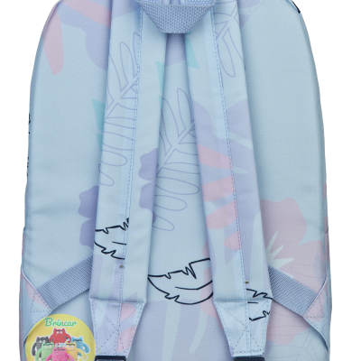 Mochila azul claro com padrão de folhas e etiqueta redonda amarela