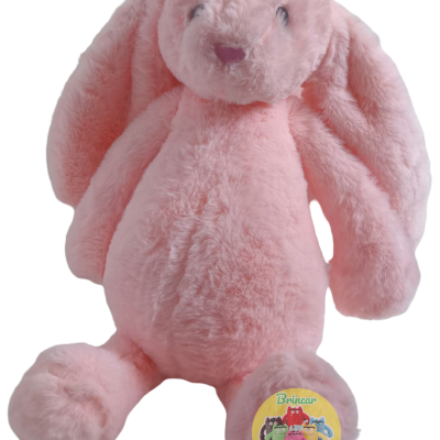 Pelúcia de coelho rosa claro com etiqueta redonda amarela na pata