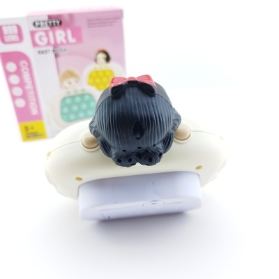 Brinquedo plástico com boneca e caixa rosa de fundo