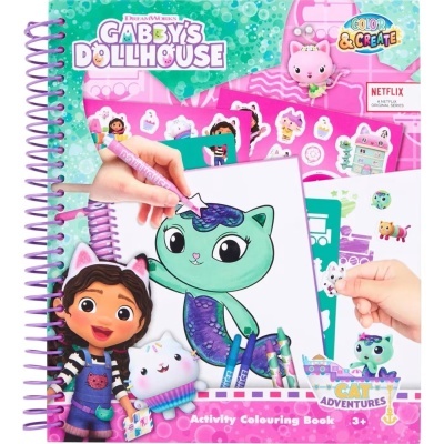 Capa do livro de colorir Gabby's Dollhouse com personagens e autocolantes sobre fundo rosa
