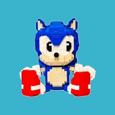 Boneco de construção do Sonic sentado com fundo azul