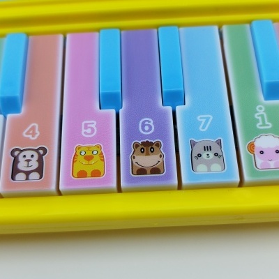 Teclado de brinquedo colorido com números e desenhos de animais