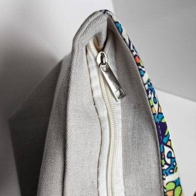 Mochila branca com fecho e alça azul