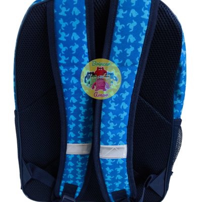 Mochila azul com padrões claros e etiqueta colorida nas alças