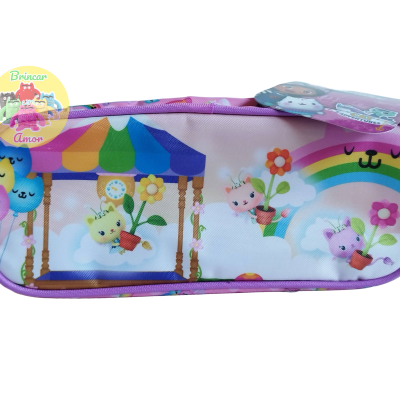 Estojo escolar cor de rosa com desenhos de gatos, nuvens, balões, flores e arco-íris