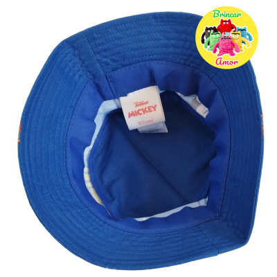 Chapéu azul infantil com etiqueta interna de Mickey