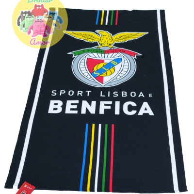 Toalha preta com emblema do Sport Lisboa e Benfica e texto branco