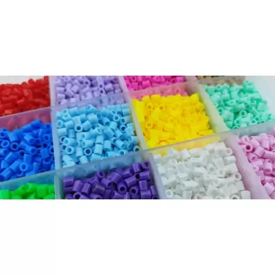 Contas plásticas coloridas organizadas em divisórias de estojo transparente