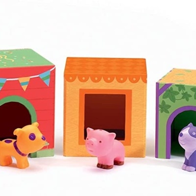 Sete casinhas de madeira coloridas com figuras de animais em frente