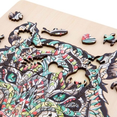 Quebra-cabeças de madeira colorido com peças variadas