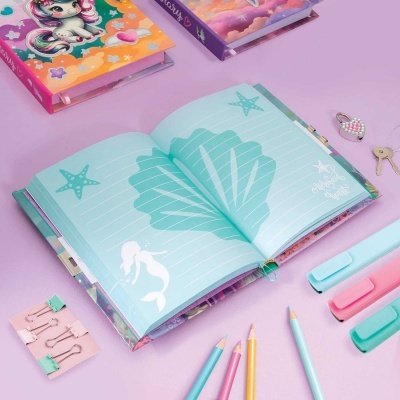 Diário aberto com ilustrações marinhas e materiais de papelaria sobre fundo lilás