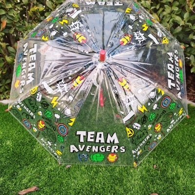 Guarda-chuva transparente Team Avengers com símbolos dos heróis coloridos