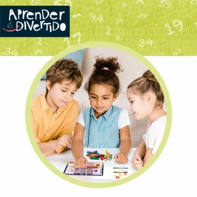 Três crianças jogando jogo de tabuleiro colorido. Texto Aprender é Divertido.