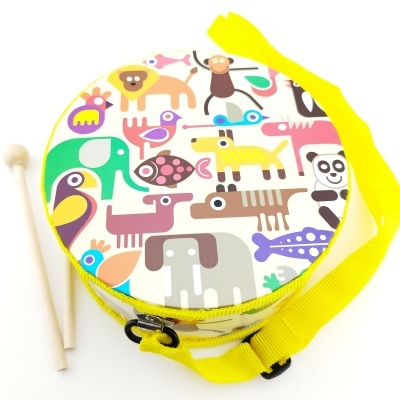 Tambor redondo colorido com animais estilizados e alça amarelo