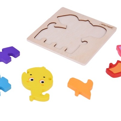 Quebra-cabeças de madeira colorido com peças soltas e base.