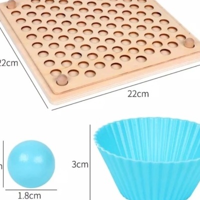 Tabuleiro de madeira com buracos circulares e acessórios azuis para jogos ou atividades.