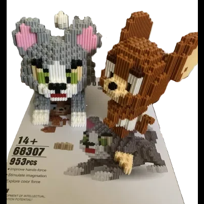 Figuras 3D de bloco tipo LEGO de um gato cinzento e branco e um rato castanho