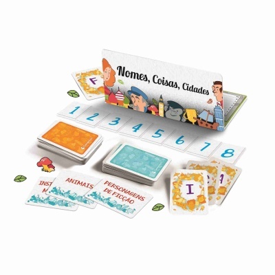 Jogo de cartas 'Nomes, Coisas, Cidades' com cartas coloridas e numeradas, incluí categorias temáticas.