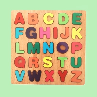 Tabuleiro de madeira com letras coloridas do alfabeto