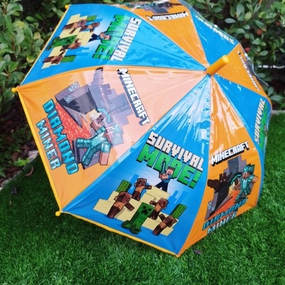 Guarda-chuva de criança azul e laranja com personagens e texto do jogo Minecraft