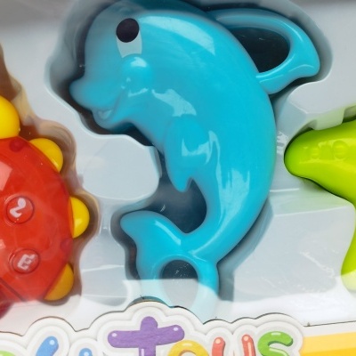 Brinquedos de banho coloridos em embalagem