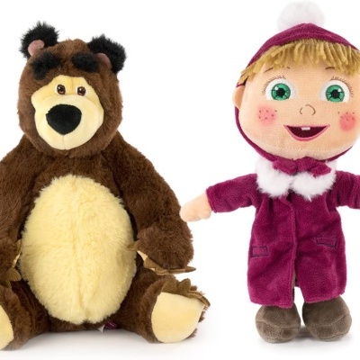 Dois bonecos de pelúcia, urso castanho e boneco com casaco roxo