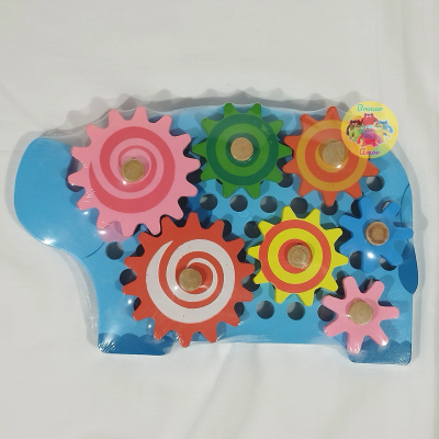 Brinquedo de madeira porco azul com engrenagens coloridas