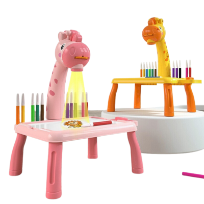 Mesinhas infantis com projetor de girafa rosa e amarela, suporte para lápis coloridos.