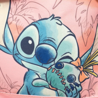 Estampa do personagem Stitch segurando brinquedo em tecido rosa