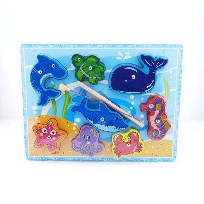 Puzzle de madeira com peças coloridas de animais marinhos