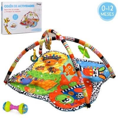 Tapete de atividades colorido para bebés com animais e brinquedos pendurados.