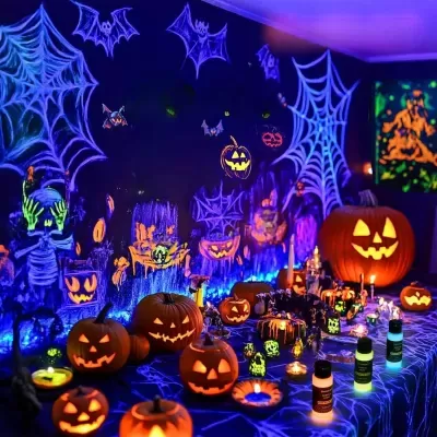 Decoração de Halloween com abóboras iluminadas e parede pintada com motivos de Halloween