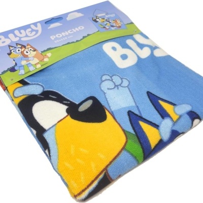 Poncho azul com personagens da série animada Bluey e texto 'BLUEY'
