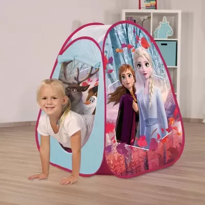 Tenda infantil Frozen em tecido azul e rosa com menina a sair dela no chão de madeira