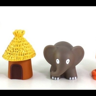 Brinquedos plásticos de animais e natureza coloridos alinhados