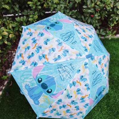 Guarda-chuva colorido com imagens do Stitch da Disney