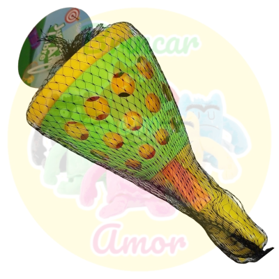 Instrumento musical colorido tipo djembe envolto em rede preta com cartão