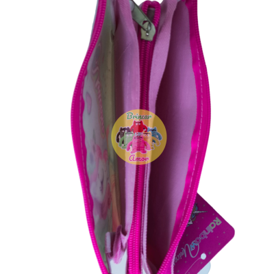 Estojo rosa com fecho de correr e etiqueta pendurada