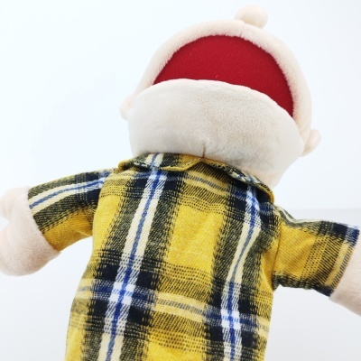 Peluche visto por trás com camisa xadrez amarela e cabeça vermelha