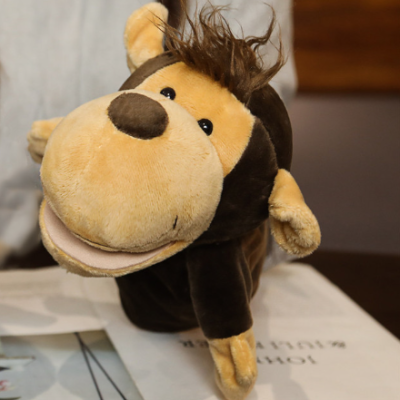 Pelúcia macaco castanho claro e escuro com olhos pretos e cabelo espetado