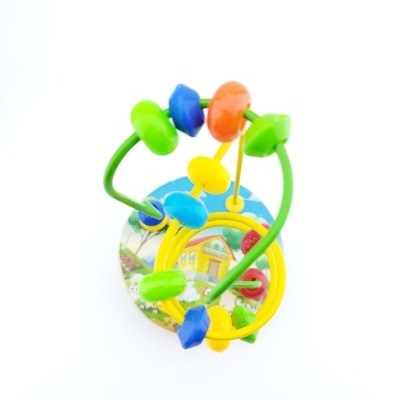 Brinquedo de madeira colorido com contas em arames e base ilustrada.