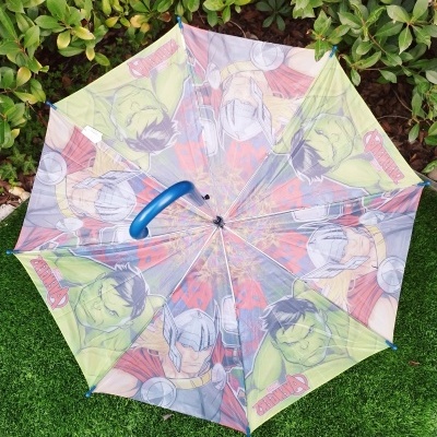 Guarda-chuva infantil Avengers com Hulk e Thor sobre relva sintética