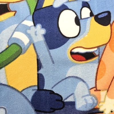 Tecido com personagem de desenho animado azul e fundo amarelo
