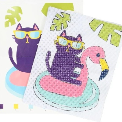 Gato roxo com óculos de sol amarelos num flamingo cor-de-rosa numa piscina azul com folhas verdes