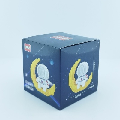 Caixa de brinquedo de construção com astronauta sentado na lua