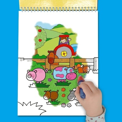 Livro de colorir de animais da quinta e tractor com mão de criança a colorir