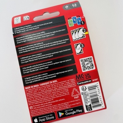 Embalagem vermelha para baralho de cartas com texto, instruções e logótipos de loja de apps