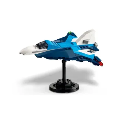 Modelo de avião de brinquedo com peças tipo LEGO azul, branco e preto num suporte preto.