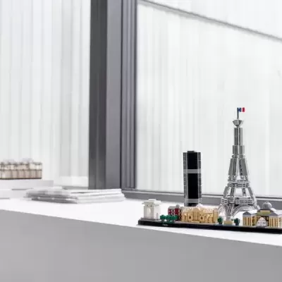 Miniatura da Torre Eiffel e edifícios famosos em peças de construção numa mesa branca